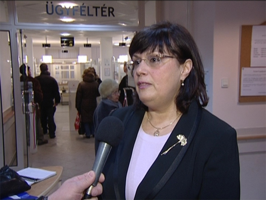 Dr. Lengyel Györgyi interjút ad a Szolnok Televíziónak a kormányablak megnyitása alkalmából 
