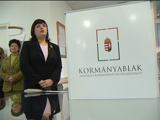 Dr. Lengyel Györgyi beszédet mond a kormányablak megnyitása alkalmából 