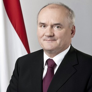 Hende Csaba miniszter köszönetet mondott a Finnország képviseletében megjelent vendégeknek a segítségért. hende csaba