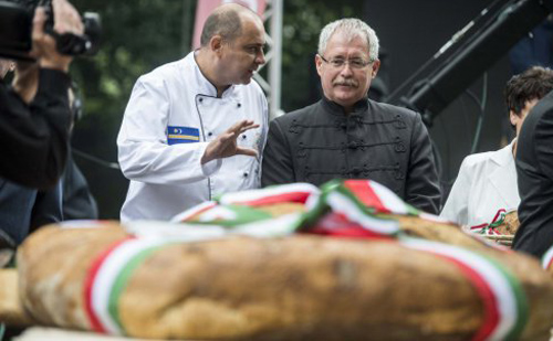Szolnokon vett részt Fazekas Sándora Kárpát-medence kenyere megsütésében