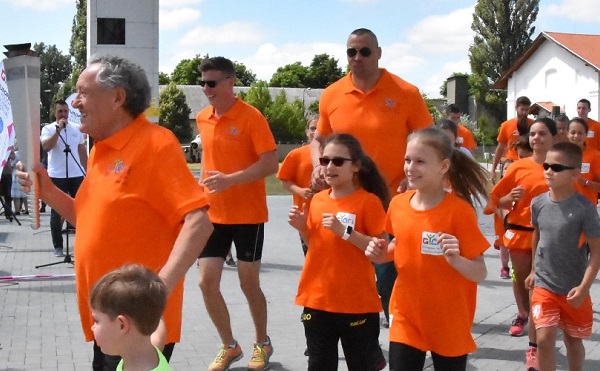 Szolnokon jr&aacute;t az Eur&oacute;pai Ifj&uacute;s&aacute;gi Olimpiai Fesztiv&aacute;l l&aacute;ngja - forr&aacute;s: szolnok.hu