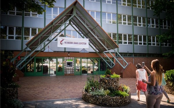 Neumann J&aacute;nos nev&eacute;t viseli a Pallasz Ath&eacute;n&eacute; Egyetem