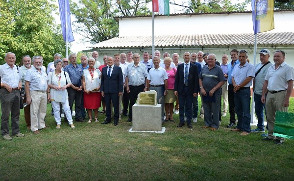 Emléktábla a szolnoki kajak-kenu pálya építőinek tiszteletére - fotók: szoljon.hu