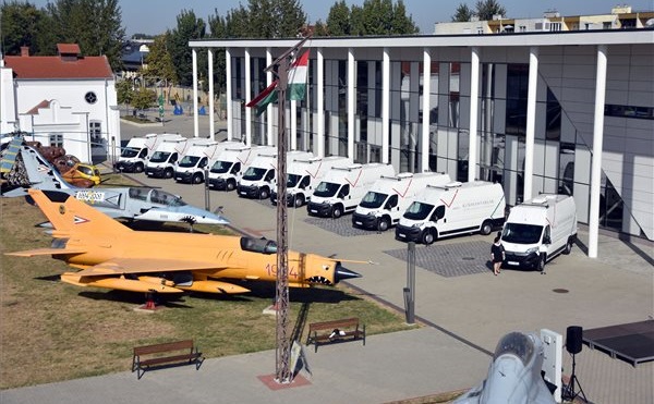 Tíz új kormányablakbuszt adtak át Szolnokon