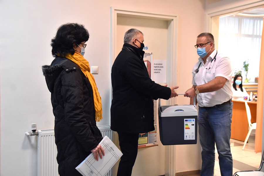 Béres Zoltán átveszi a vakcinákat