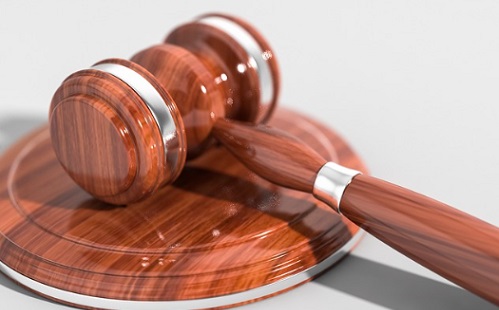 Összevert egy hajléktalant, mert tolvajnak hitte – Vádat emeltek a kunhegyesi férfi ellen